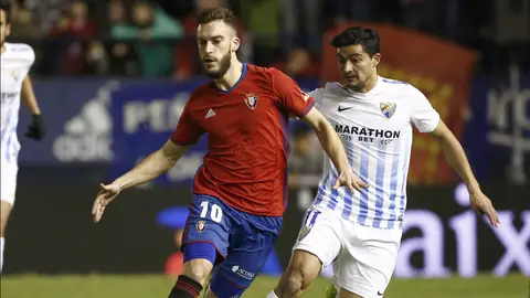 Roberto Torres conduce el balón ante el Chory Castro. Roberto Torres conduce el balón ante el Chory Castro.