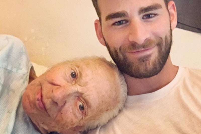 Un joven acoge en su casa a su vecina con leucemia para que no pase sola sus últimos días Un joven acoge en su casa a su vecina con leucemia para que no pase sola sus últimos días