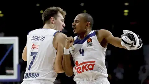 Doncic y Drapper celebran el último mate del esloveno. Doncic y Drapper celebran el último mate del esloveno.