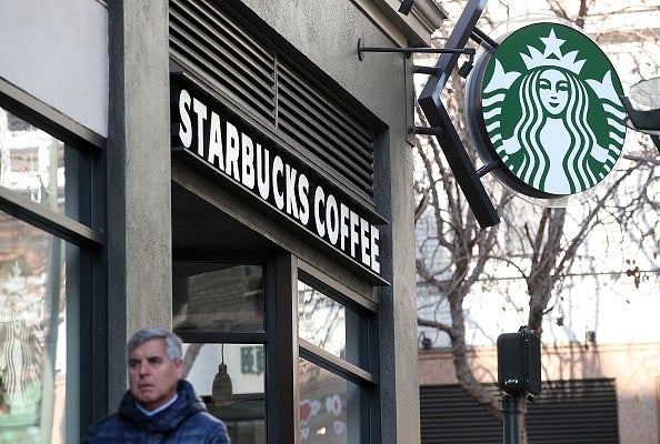 Starbucks anuncia que contratará a 10.000 refugiados en 5 años en respuesta al veto de Trump a los musulmanes Starbucks anuncia que contratará a 10.000 refugiados en 5 años en respuesta al veto de Trump a los musulmanes