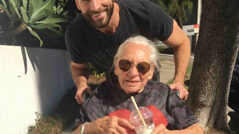 Norma y Chris dando un paseo