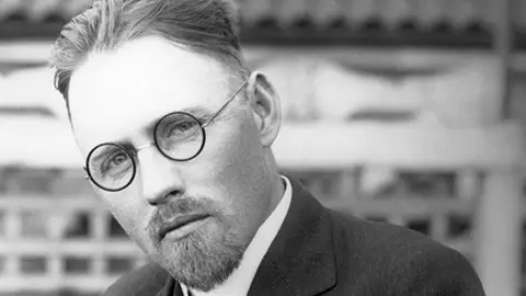 John Romulus Brinkley, el falso médico que trasplantaba testículos de macho cabrío a personas John Romulus Brinkley, el falso médico que trasplantaba testículos de macho cabrío a personas