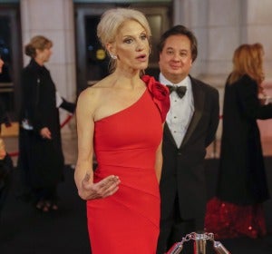 La directora de campaña republicana Kellyanne Conway asiste, este 19 de enero de 2017, a la Cena a la Luz de las Velas. La directora de campaña republicana Kellyanne Conway asiste, este 19 de enero de 2017, a la Cena a la Luz de las Velas.