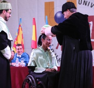 Momento de la investidura de Teresa Perales como Doctora Honoris Causa de la UMH. Momento de la investidura de Teresa Perales como Doctora Honoris Causa de la UMH.