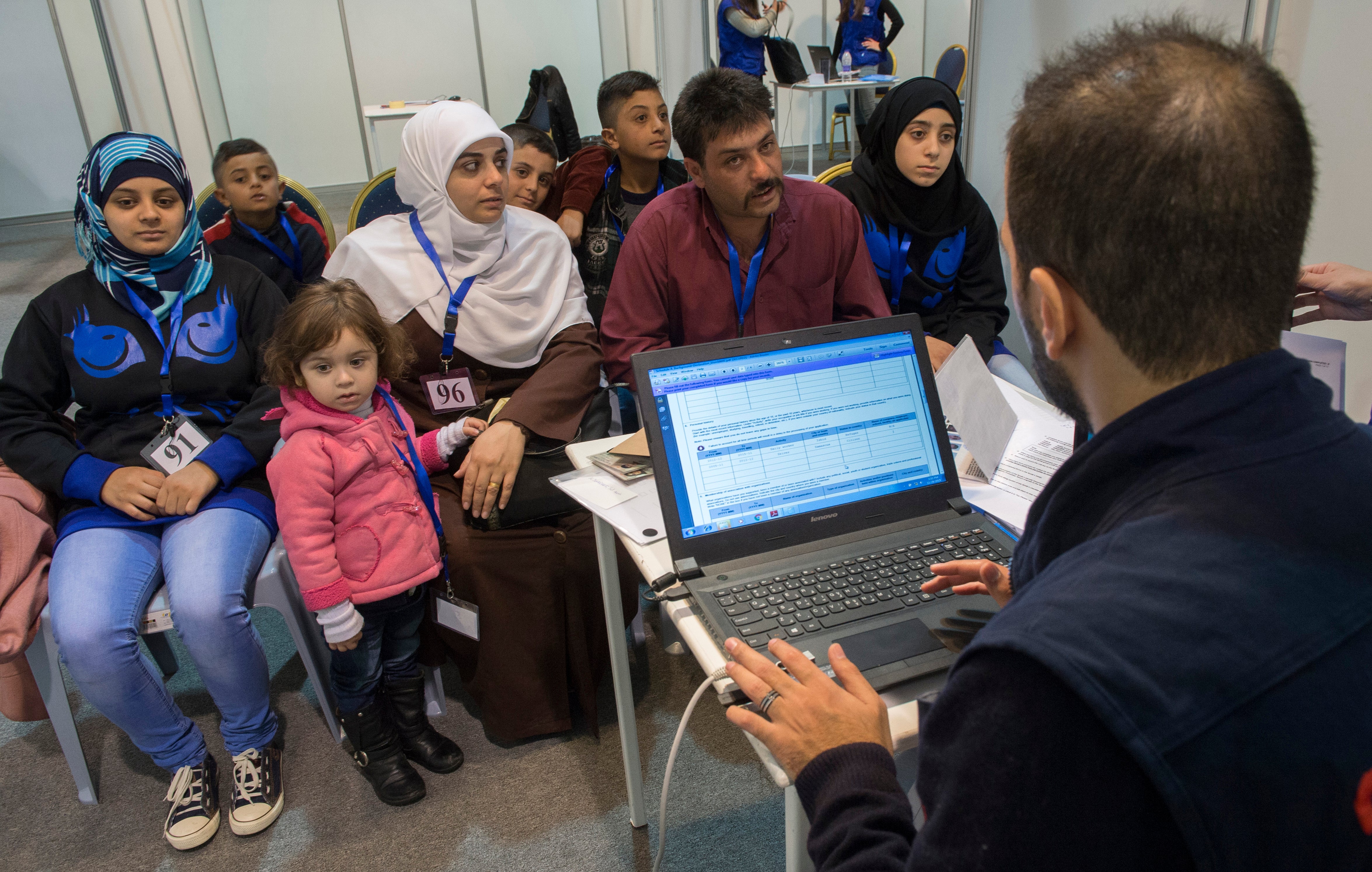 Estados Unidos suspende temporalmente las entrevistas para acoger a refugiados Estados Unidos suspende temporalmente las entrevistas para acoger a refugiados