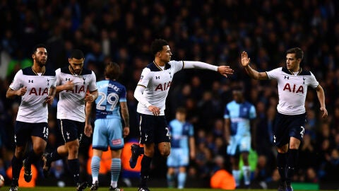 Los jugadores del Tottenham celebra un gol