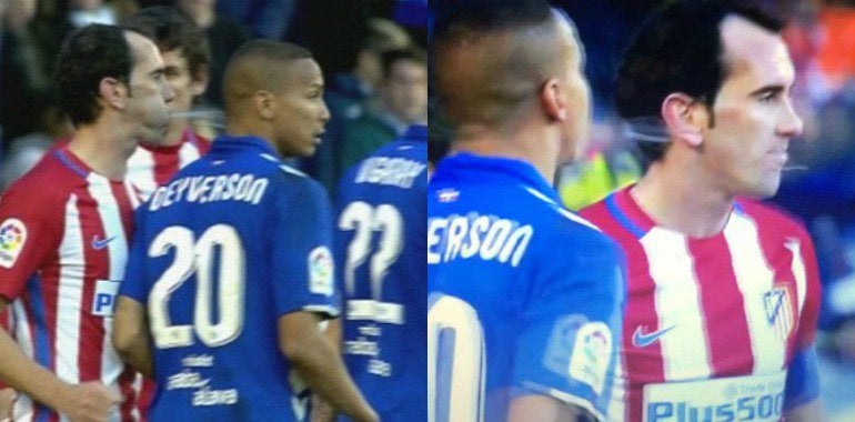 Deyverson y Godín intercambian escupitajos al final del Alavés - Atlético Deyverson y Godín intercambian escupitajos al final del Alavés - Atlético