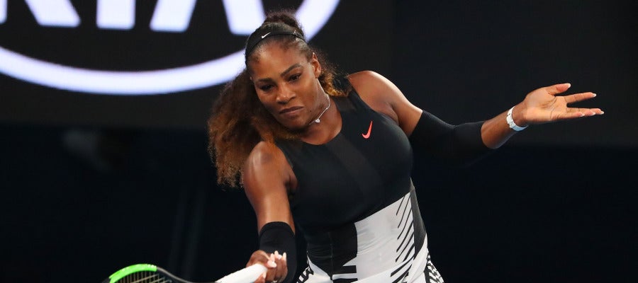 Serena Williams golpea la bola en el Open de Australia Serena Williams golpea la bola en el Open de Australia