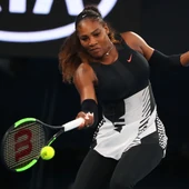 Serena Williams golpea la bola en el Open de Australia Serena Williams golpea la bola en el Open de Australia