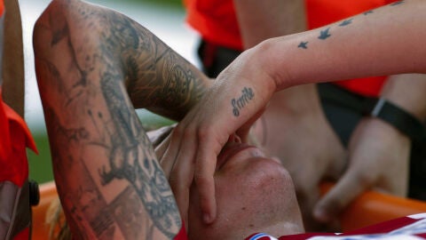 Gim&eacute;nez abandona el campo