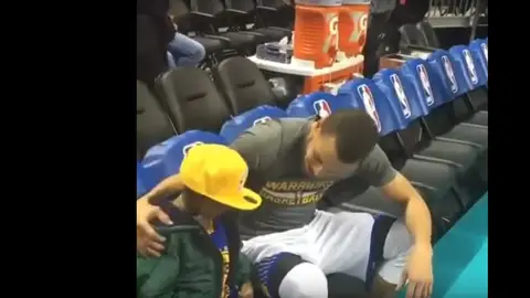 Stephen Curry da una sorpresa a un niño al que le quedan meses de vida Stephen Curry da una sorpresa a un niño al que le quedan meses de vida