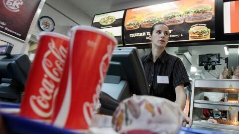 Dos bebidas azucaradas, coca cola, en un restaurante de comida r&aacute;pida