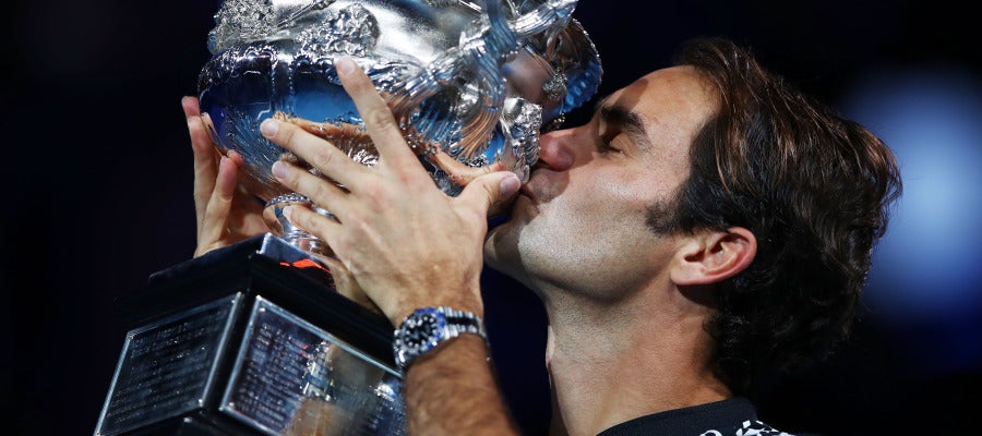 Roger Federer besa el trofeo del Open de Australia Roger Federer besa el trofeo del Open de Australia