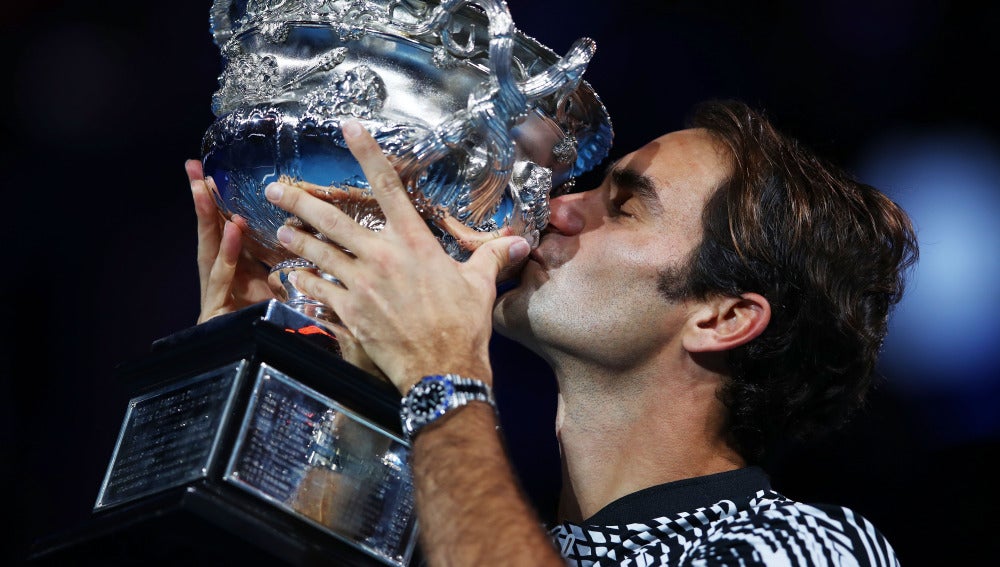 Roger Federer besa el trofeo del Open de Australia