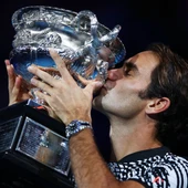 Roger Federer besa el trofeo del Open de Australia Roger Federer besa el trofeo del Open de Australia