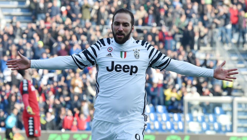 Higuaín celebra un gol