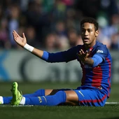 Neymar protesta en el suelo Neymar protesta en el suelo