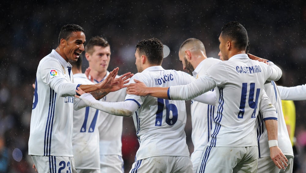 El Real Madrid celebra uno de sus goles ante la Real Sociedad