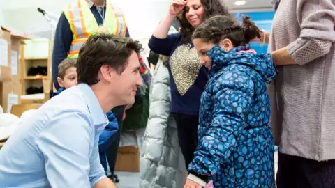 El primer ministro de Canadá recibe a los refugiados El primer ministro de Canadá recibe a los refugiados
