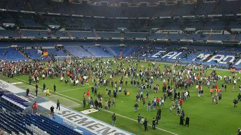 El Santiago Bernabéu desalojado en 2004 por un aviso de bomba en el partido Real Madrid - Real Sociedad El Santiago Bernabéu desalojado en 2004 por un aviso de bomba en el partido Real Madrid - Real Sociedad