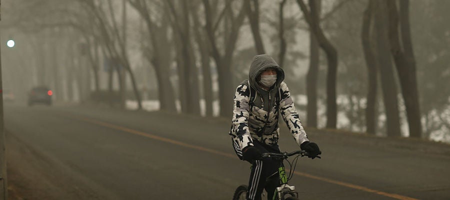 Un hombre montando en bici en China Un hombre montando en bici en China