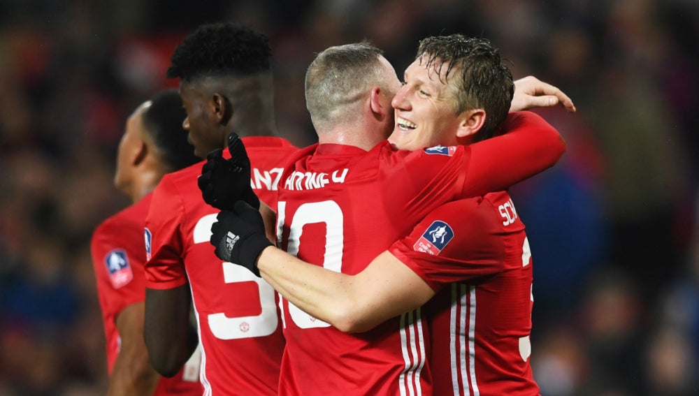 Rooney se abraza a Schweinsteiger