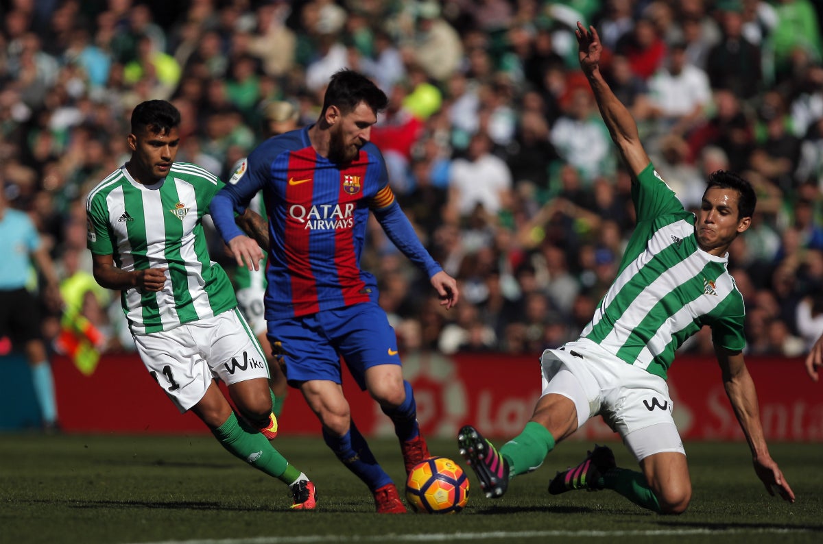 Hernández Hernández se lía con el acta: el Betis jugó con diez y con Fran Mérida, de Osasuna, de titular Hernández Hernández se lía con el acta: el Betis jugó con diez y con Fran Mérida, de Osasuna, de titular