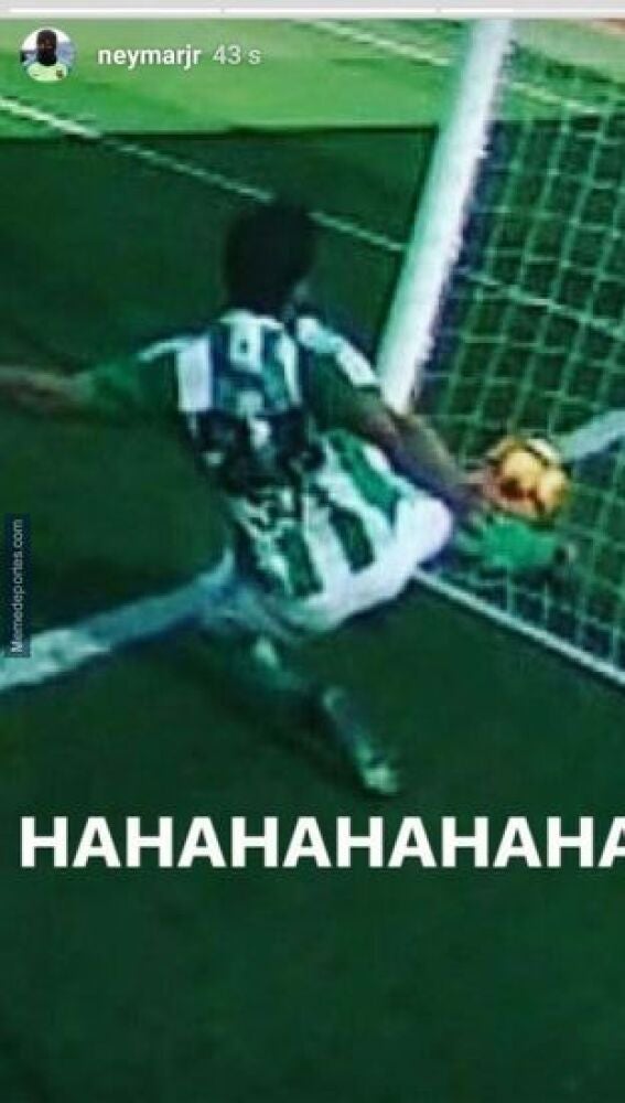Neymar se ríe del fallo del árbitro en el gol fantasma del Barça