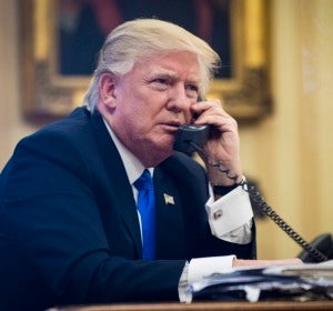 El presidente de EEUU, Donald Trump, mantenía una conversación telefónica este sábado en el despacho oval de la Casa Blanca, en Washington El presidente de EEUU, Donald Trump, mantenía una conversación telefónica este sábado en el despacho oval de la Casa Blanca, en Washington