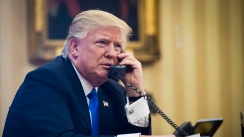 El presidente de EEUU, Donald Trump, manten&iacute;a una conversaci&oacute;n telef&oacute;nica este s&aacute;bado en el despacho oval de la Casa Blanca, en Washington