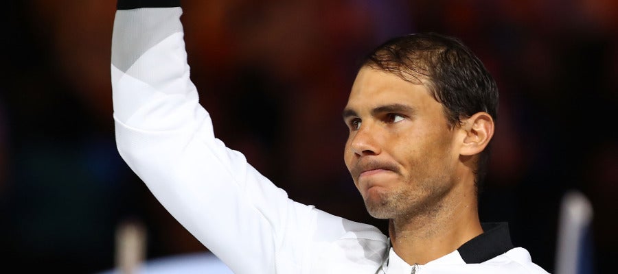 Rafa Nadal enseñando su trofeo conseguido en Australia Rafa Nadal enseñando su trofeo conseguido en Australia