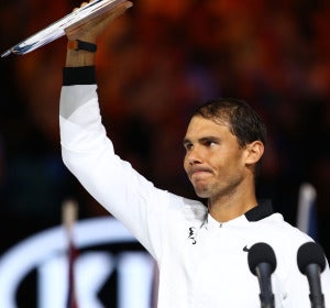 Rafa Nadal enseñando su trofeo conseguido en Australia Rafa Nadal enseñando su trofeo conseguido en Australia