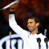 Rafa Nadal enseñando su trofeo conseguido en Australia