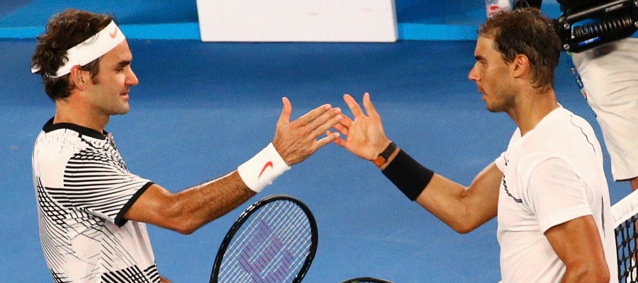 Rafa Nadal y Roger Federer se dan la mano tras terminar el partido Rafa Nadal y Roger Federer se dan la mano tras terminar el partido