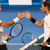 Rafa Nadal y Roger Federer se dan la mano tras terminar el partido