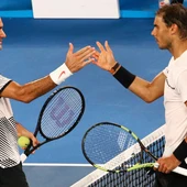 Rafa Nadal y Roger Federer se dan la mano tras terminar el partido Rafa Nadal y Roger Federer se dan la mano tras terminar el partido
