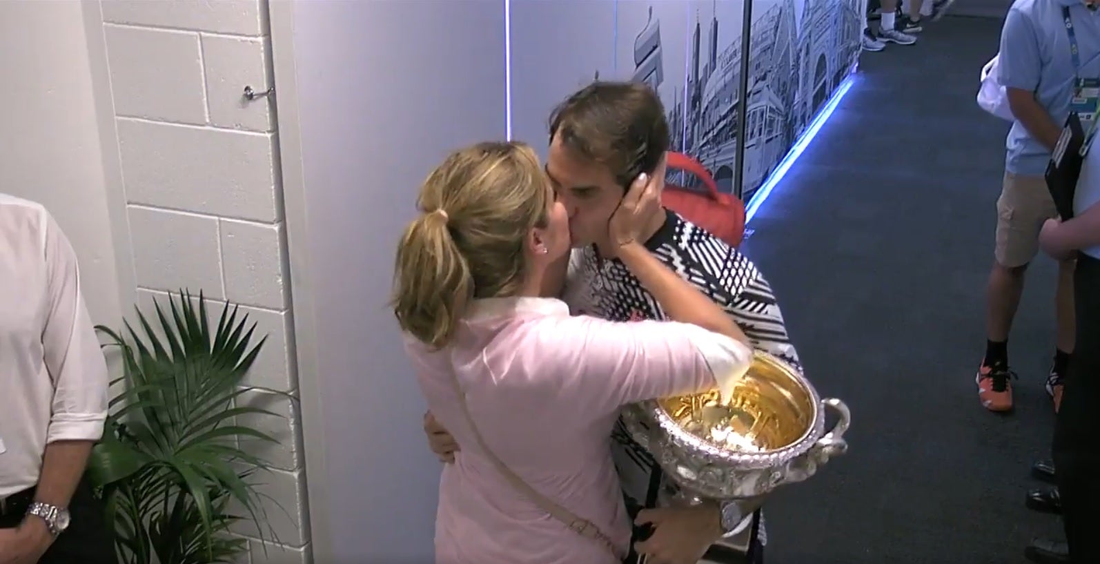 El emotivo beso entre Federer y su mujer tras ganar la final del Open de Australia El emotivo beso entre Federer y su mujer tras ganar la final del Open de Australia