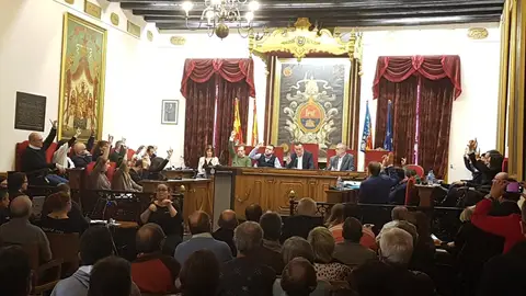 Momento de una de las votaciones celebradas en el Pleno Municipal de enero en Elche. Pleno Municipal