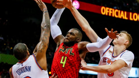 Paul Millsap machaca el aro ante la defensa de O'Quinn y Porzingis