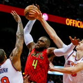 Paul Millsap machaca el aro ante la defensa de O'Quinn y Porzingis Paul Millsap machaca el aro ante la defensa de O'Quinn y Porzingis