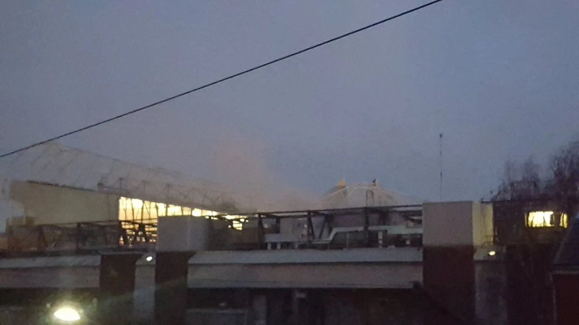 La columna de humo visible desde Old Trafford