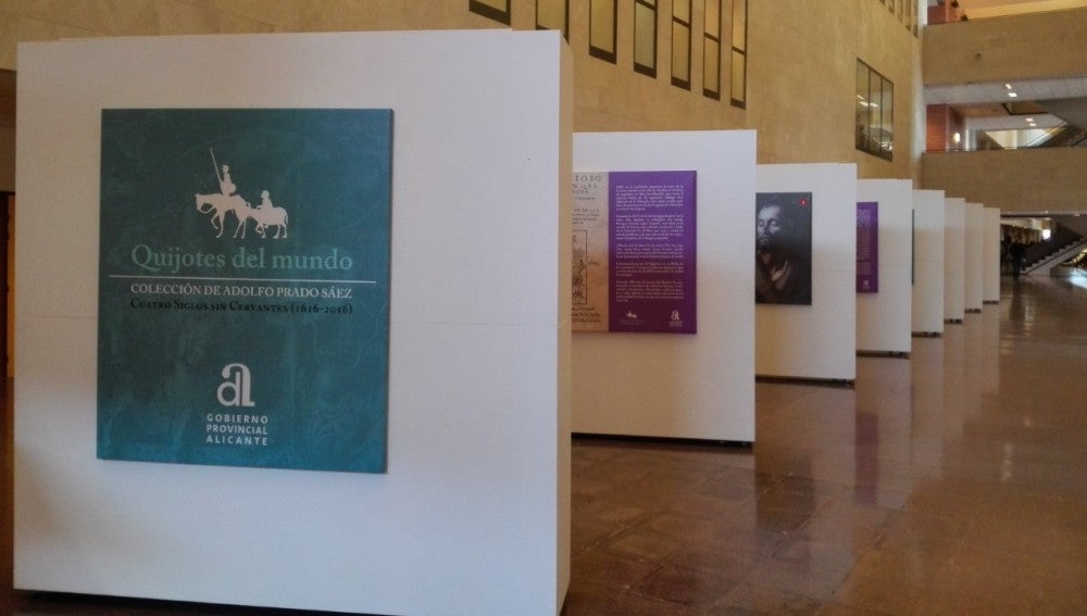 Paneles de la exposición 'Quijotes del mundo' que acoge la UMH de Elche.