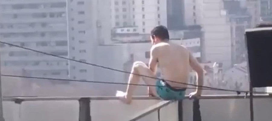 Un bombero salva a un suicida con esta maniobra Un bombero salva a un suicida con esta maniobra