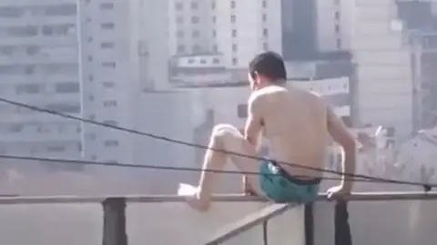 Un bombero salva a un suicida con esta maniobra Un bombero salva a un suicida con esta maniobra