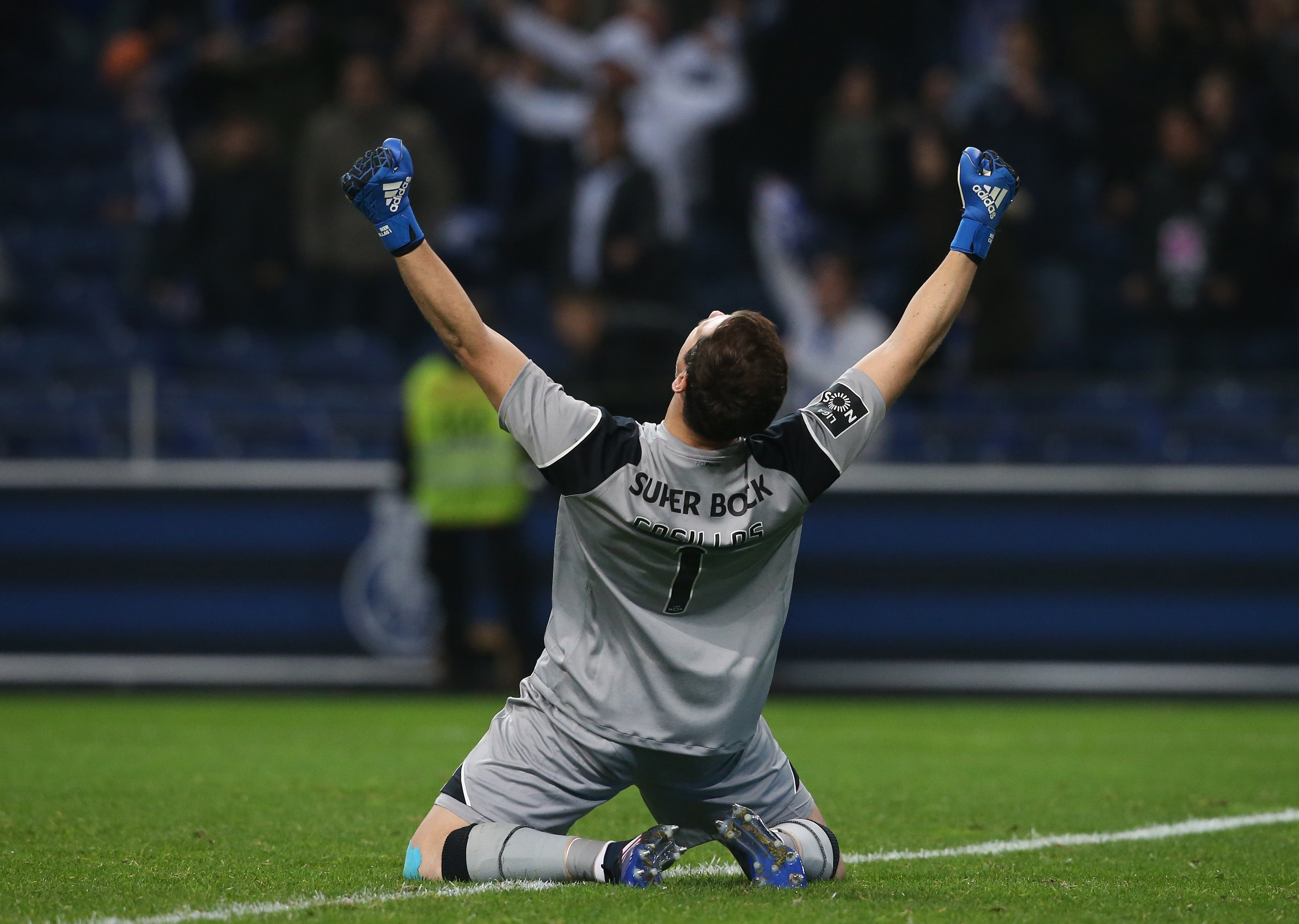 La emotiva y genial reacción del hijo de Casillas ante el paradón de su padre La emotiva y genial reacción del hijo de Casillas ante el paradón de su padre
