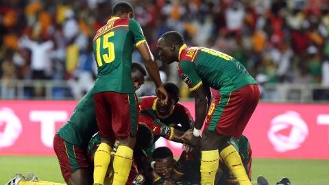 Los jugadores de Camer&uacute;n celebrando un gol