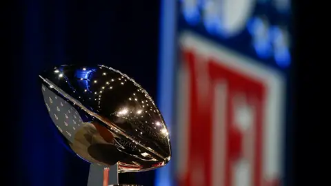 Vista del trofeo de ganador antes de la rueda de prensa del comisionado de la NFL, Roger Goodell en Houston, Texas, Estados Unidos. Vista del trofeo de ganador antes de la rueda de prensa del comisionado de la NFL, Roger Goodell en Houston, Texas, Estados Unidos.