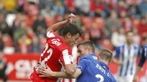  Mikel Vesga disputa un bal&oacute;n con el defensa del Deportivo Alav&eacute;s Ra&uacute;l Garc&iacute;a. 