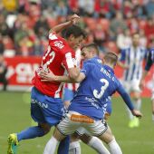  Mikel Vesga disputa un balón con el defensa del Deportivo Alavés Raúl García