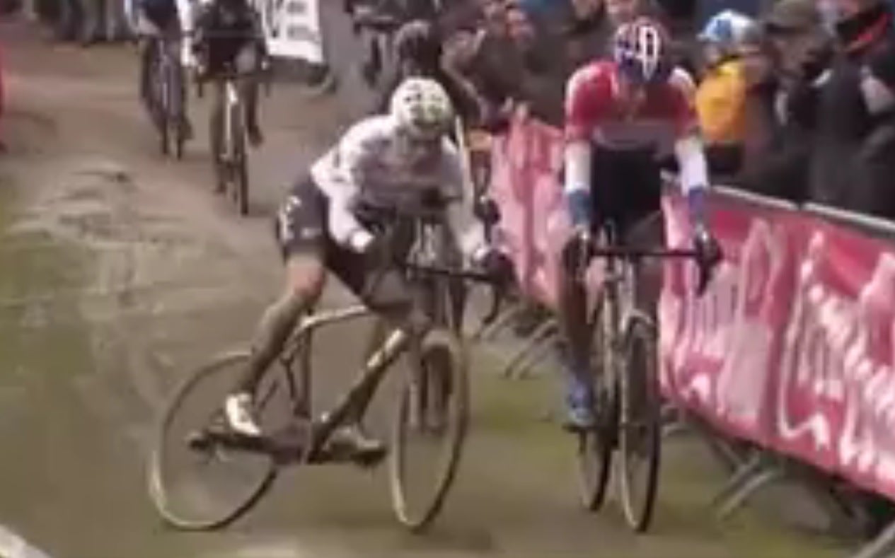 Van Aert vuelve a generar dudas en una prueba de ciclocross: ¿un simple derrape o un motor escondido en la bicicleta? Van Aert vuelve a generar dudas en una prueba de ciclocross: ¿un simple derrape o un motor escondido en la bicicleta?